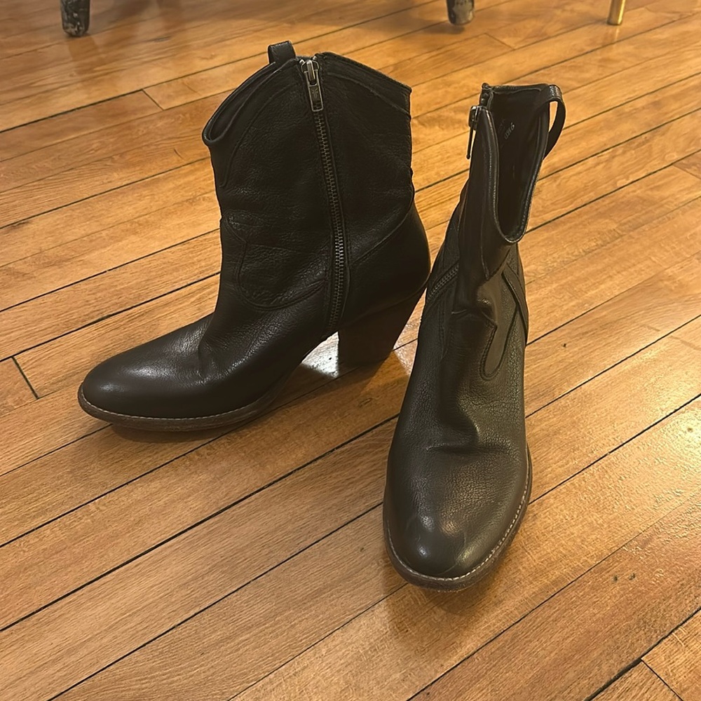 Frye Excellent Black Leather Ankle Boots